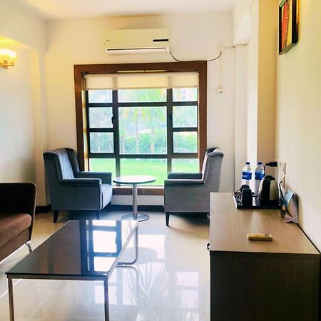 Aristocrat Hotel Kolkata Bagian luar foto