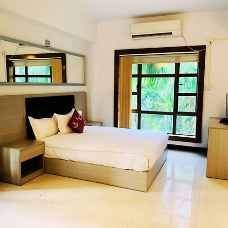 Aristocrat Hotel Kolkata Bagian luar foto
