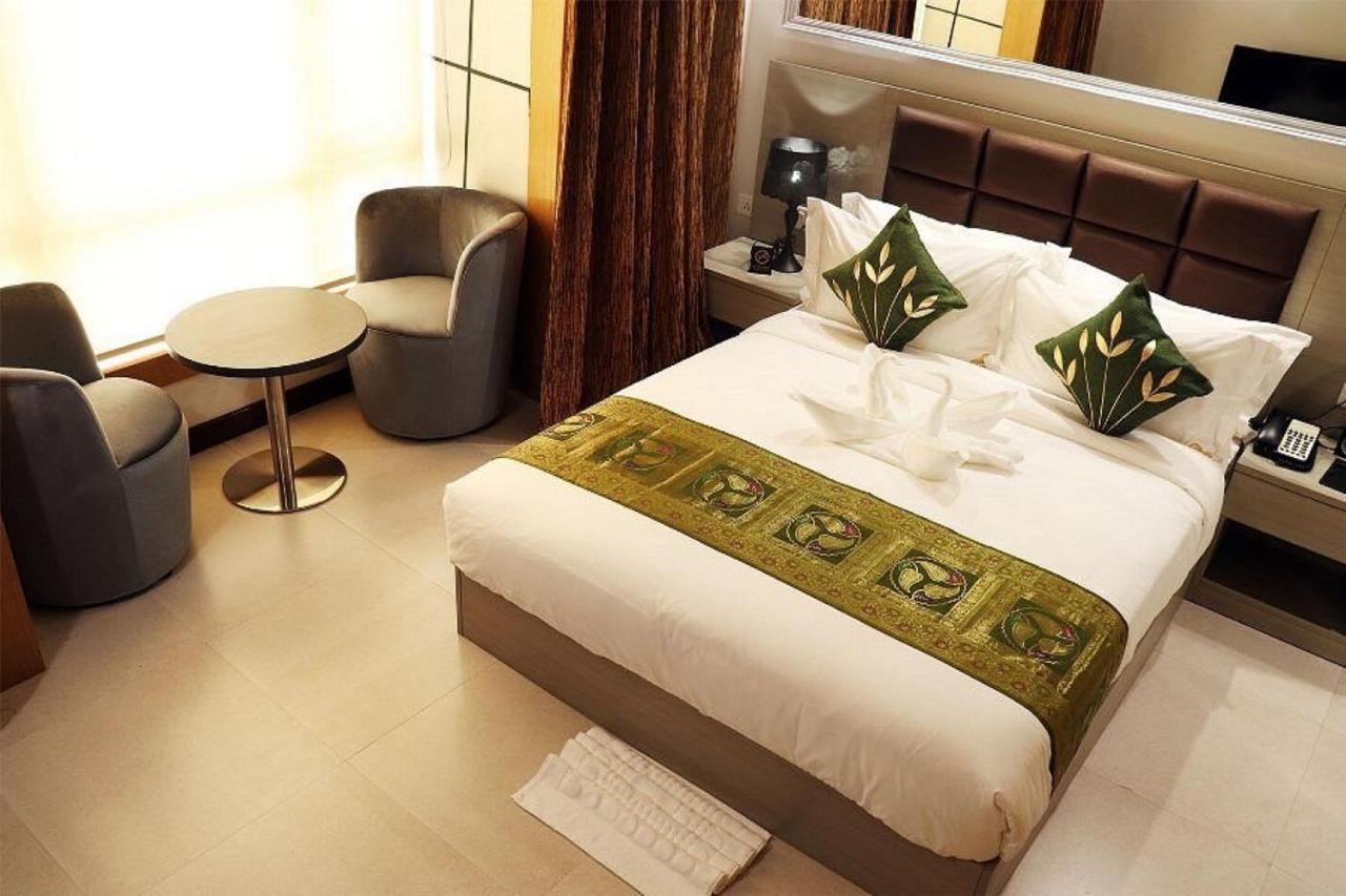 Aristocrat Hotel Kolkata Bagian luar foto