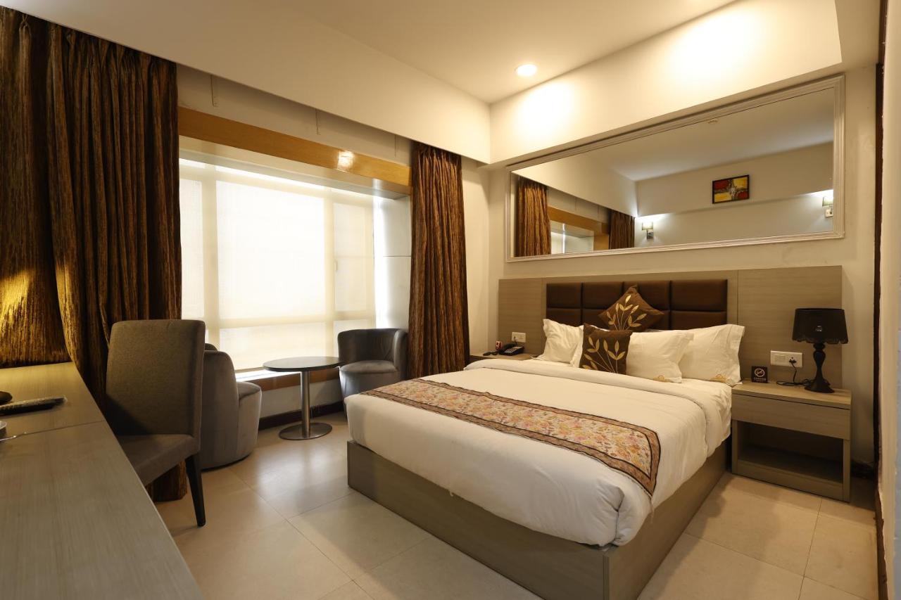 Aristocrat Hotel Kolkata Bagian luar foto