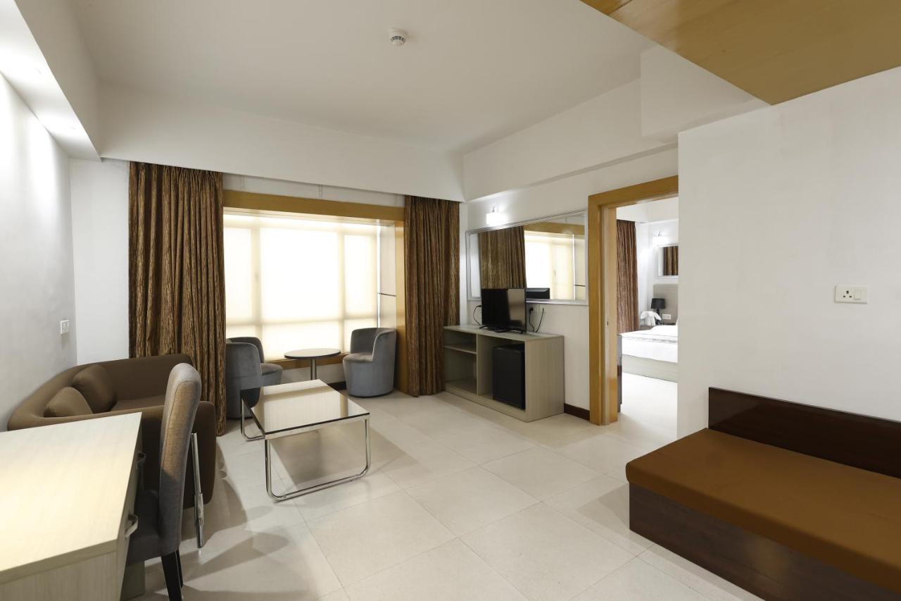 Aristocrat Hotel Kolkata Bagian luar foto