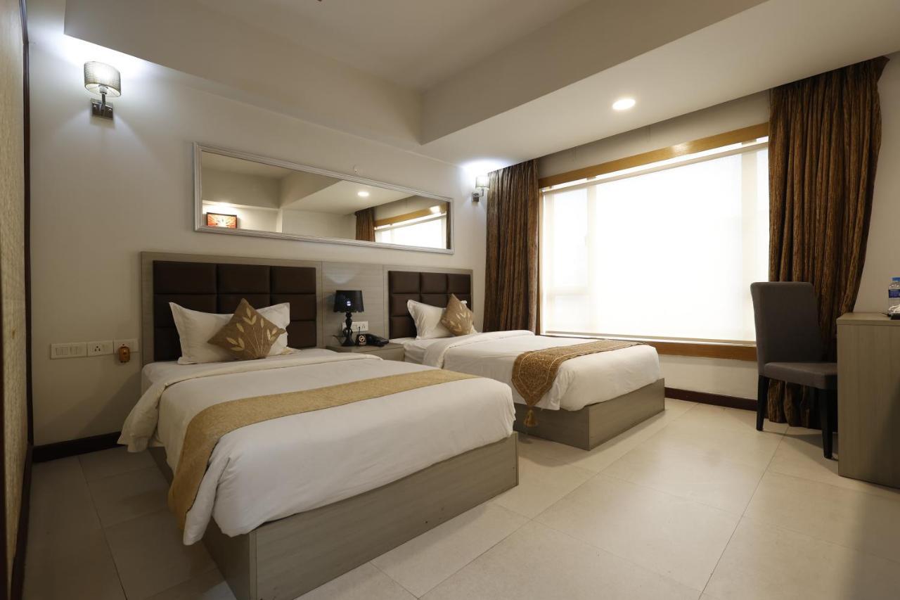 Aristocrat Hotel Kolkata Bagian luar foto