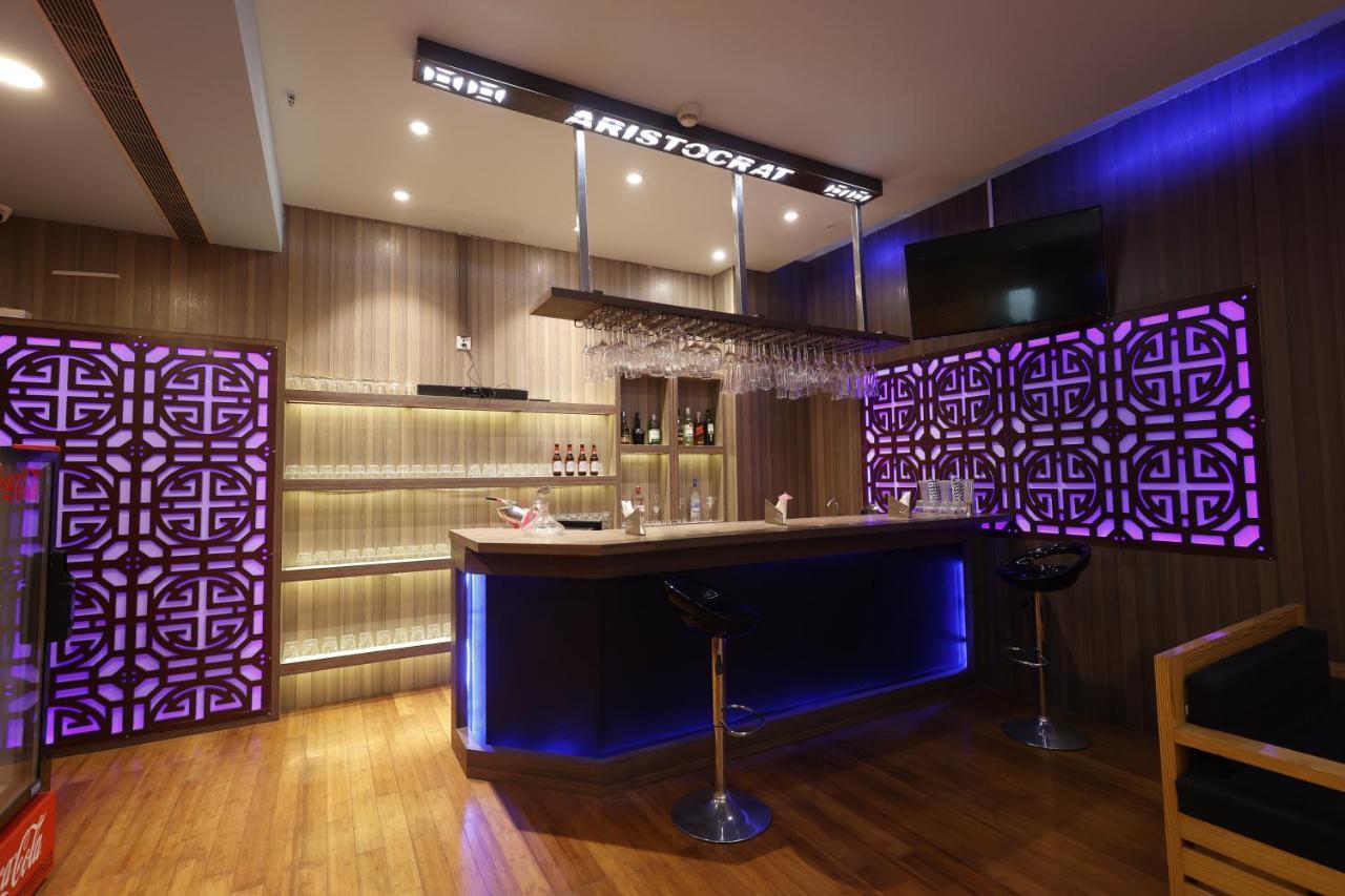 Aristocrat Hotel Kolkata Bagian luar foto