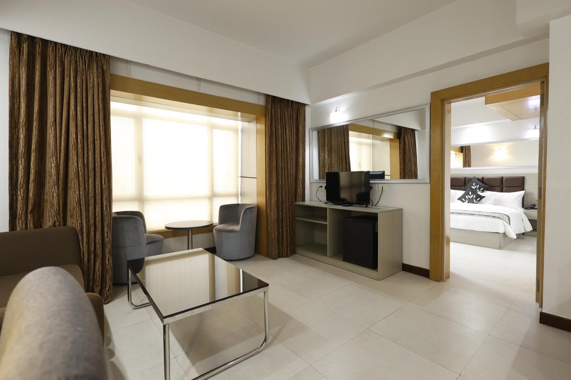 Aristocrat Hotel Kolkata Bagian luar foto