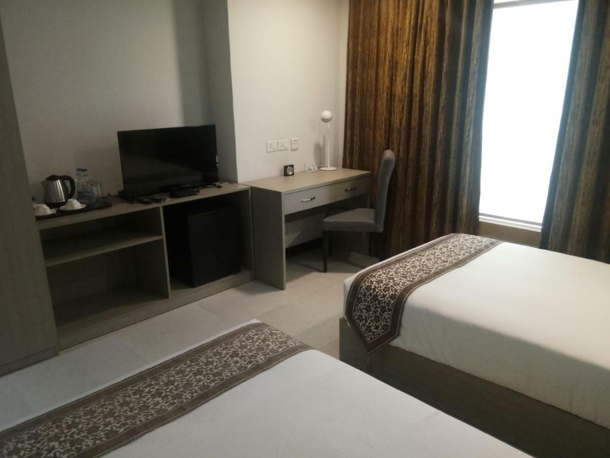 Aristocrat Hotel Kolkata Bagian luar foto