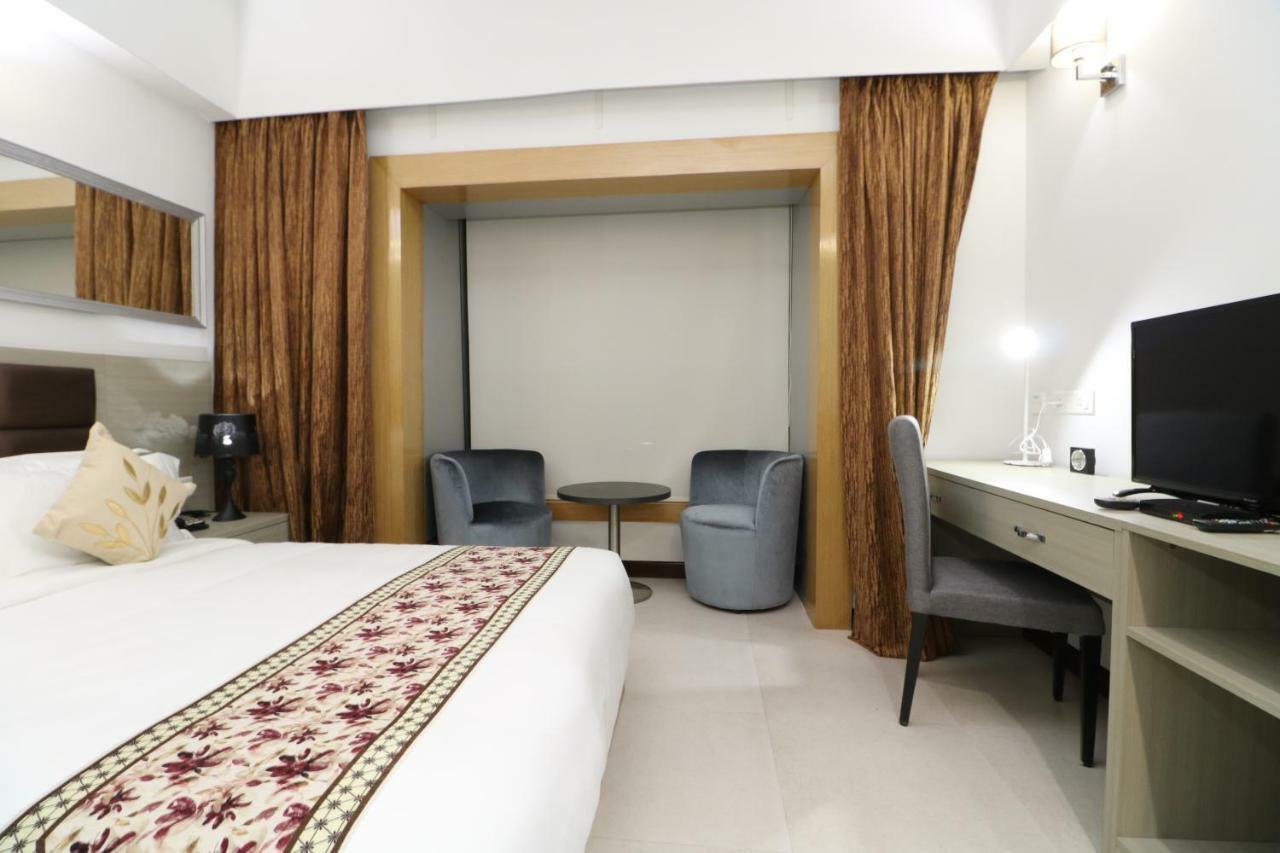 Aristocrat Hotel Kolkata Bagian luar foto