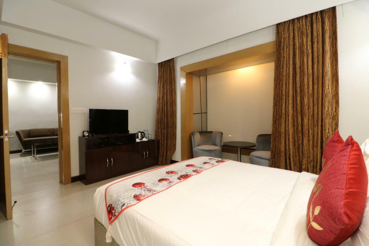 Aristocrat Hotel Kolkata Bagian luar foto
