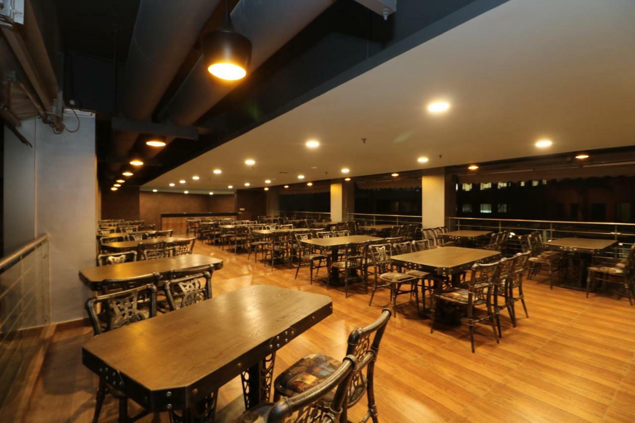 Aristocrat Hotel Kolkata Bagian luar foto