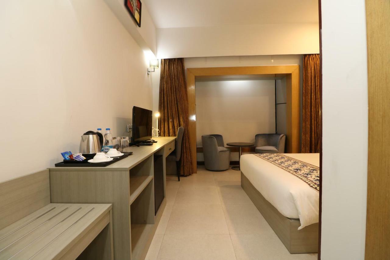 Aristocrat Hotel Kolkata Bagian luar foto