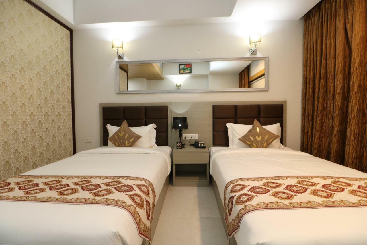 Aristocrat Hotel Kolkata Bagian luar foto