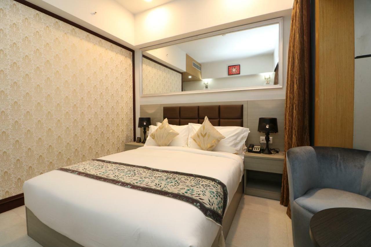 Aristocrat Hotel Kolkata Bagian luar foto