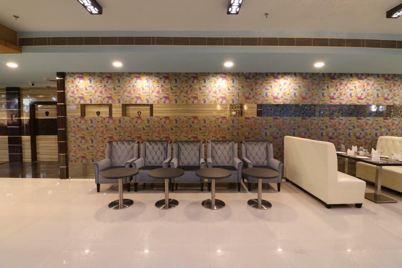 Aristocrat Hotel Kolkata Bagian luar foto