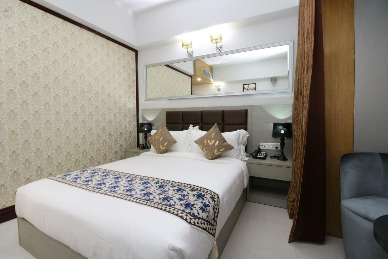 Aristocrat Hotel Kolkata Bagian luar foto