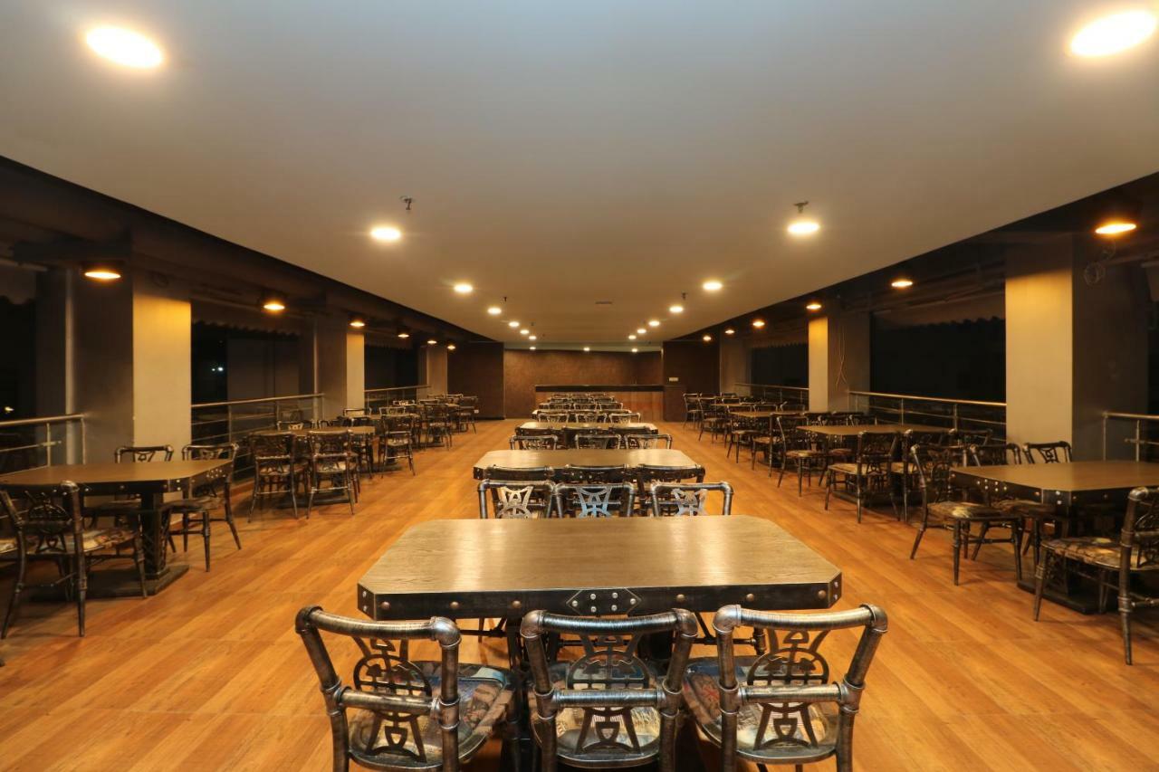 Aristocrat Hotel Kolkata Bagian luar foto