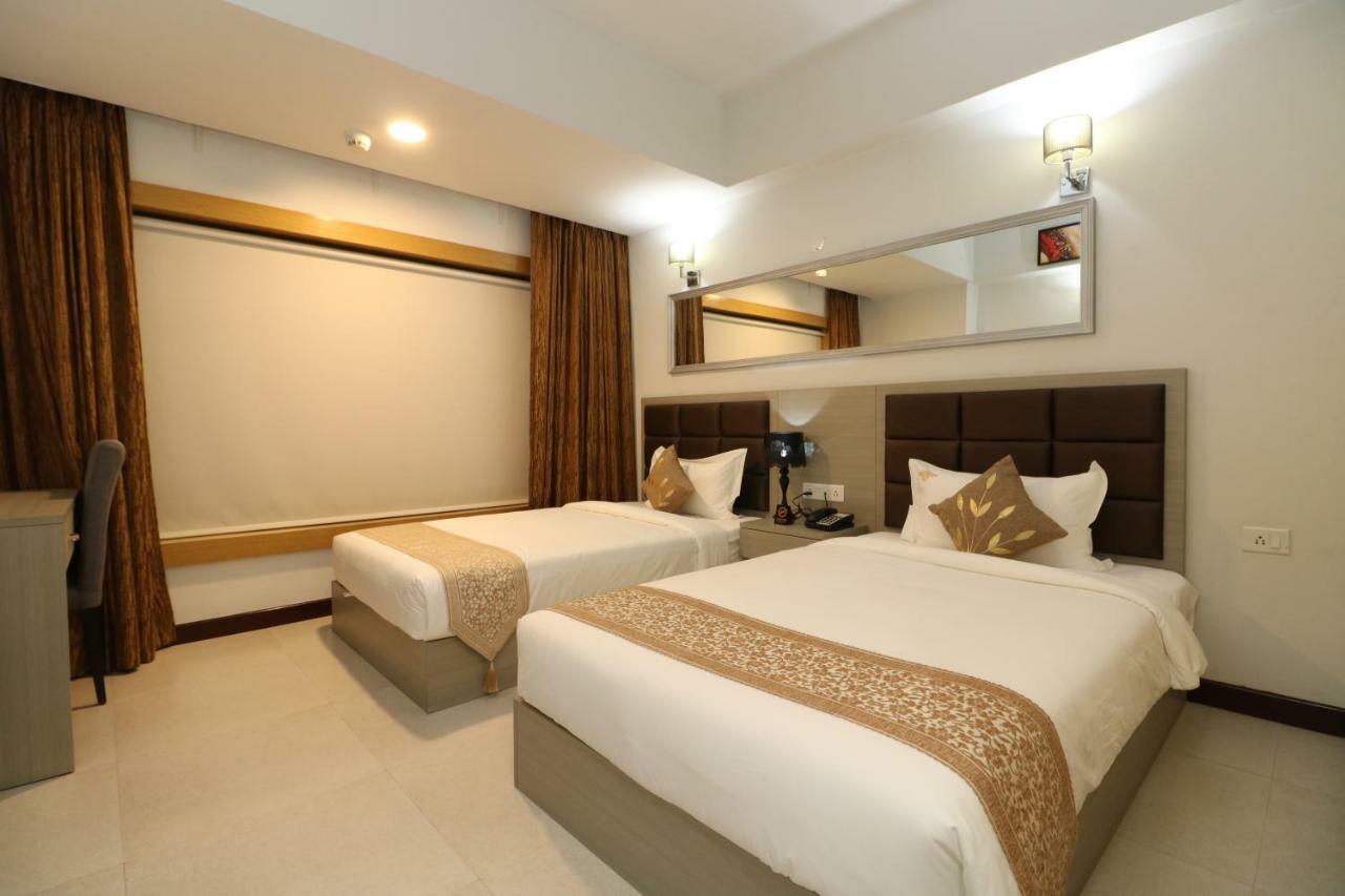 Aristocrat Hotel Kolkata Bagian luar foto